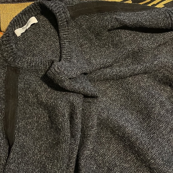 Madewell / J Crew Grey drop hem crop sweater with faux black stripe on shoulder - Picture 4 of 6